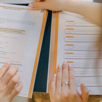 Imatge d'un llibre obert com a guia pràctica